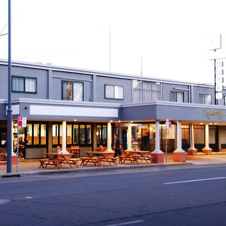 Commodore Motor Inn Albury Exteriör bild